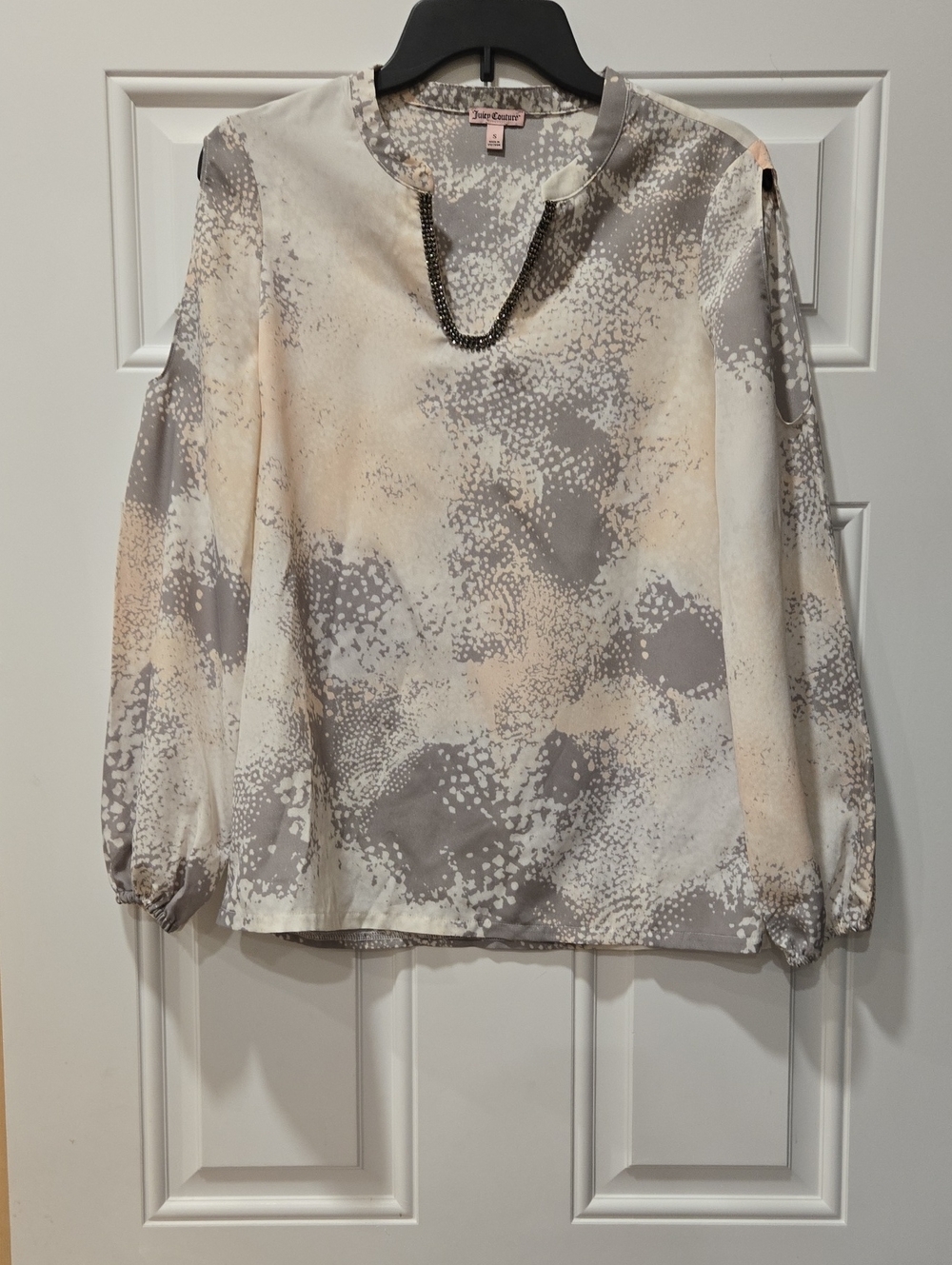3/15$ Juicy Couture Blush & Light Grey Printed Cold Shoulder V-Neck Blouse